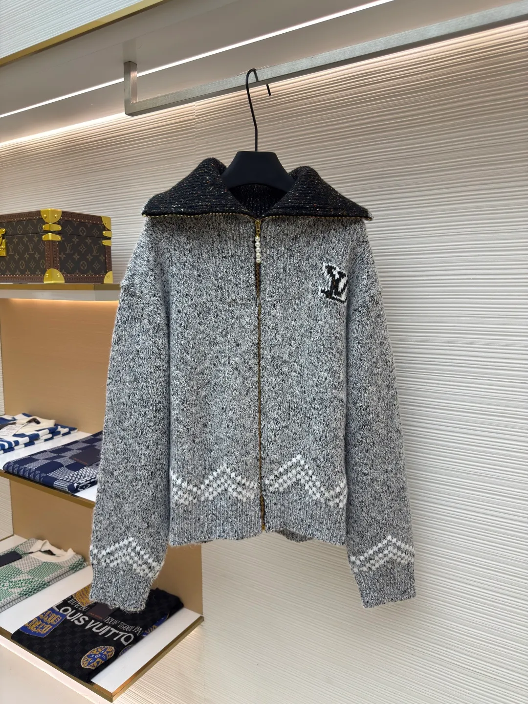 LOUIS VUITTON Nigo Series Zippered Knitted Tunic Jacket ●Authentic product: 229999 purchase and development ●Item number: 1680071-C10 ●Fabric: wool fabric ●Technology: Jacquard production ●Version: fitted version ●Weight: about 1430 grams ●Size: S-M-L-XL ●Description: This tunic jacket focuses on Pharrell Williams and Nigo in 2025 A creative picture drawn together in autumn and winter. A koi carp wearing the LV logo swims on the front, and behind the cherry blossoms and Japanese text marks, Nigo’s cultural origins are revealed. Sophisticated patterns are intarsia and embroidered on a cotton-wool-blend knit that's textured as finely as if it were handmade. Beaded zip pulls add an elegant touch to the comfortable silhouette. The overall wiring is straight and delicate, the fabric is comfortable and soft, and the color is consistent without color difference. It can be matched with the same style to create a fashionable look and control various occasions. Customized accessories, complete with three standards, same style for men and women!